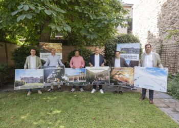 El presidente de la Diputación y el diputado de Turismo durante la presentación. / DIPUTACIÓN