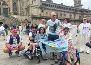 Abel de Frutos posa con los miembros de Aefat tras finalizar el reto en la Plaza del Obradoiro.
