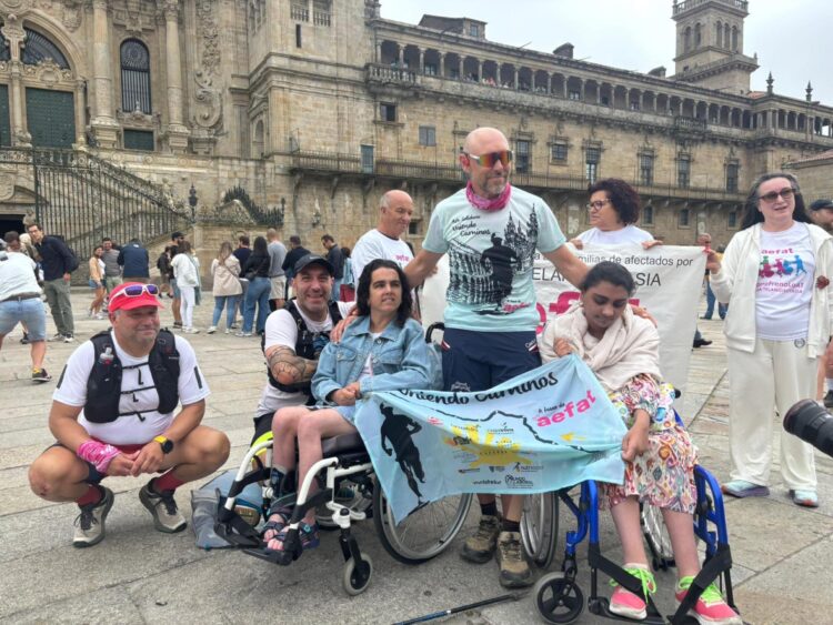 Abel de Frutos posa con los miembros de Aefat tras finalizar el reto en la Plaza del Obradoiro.