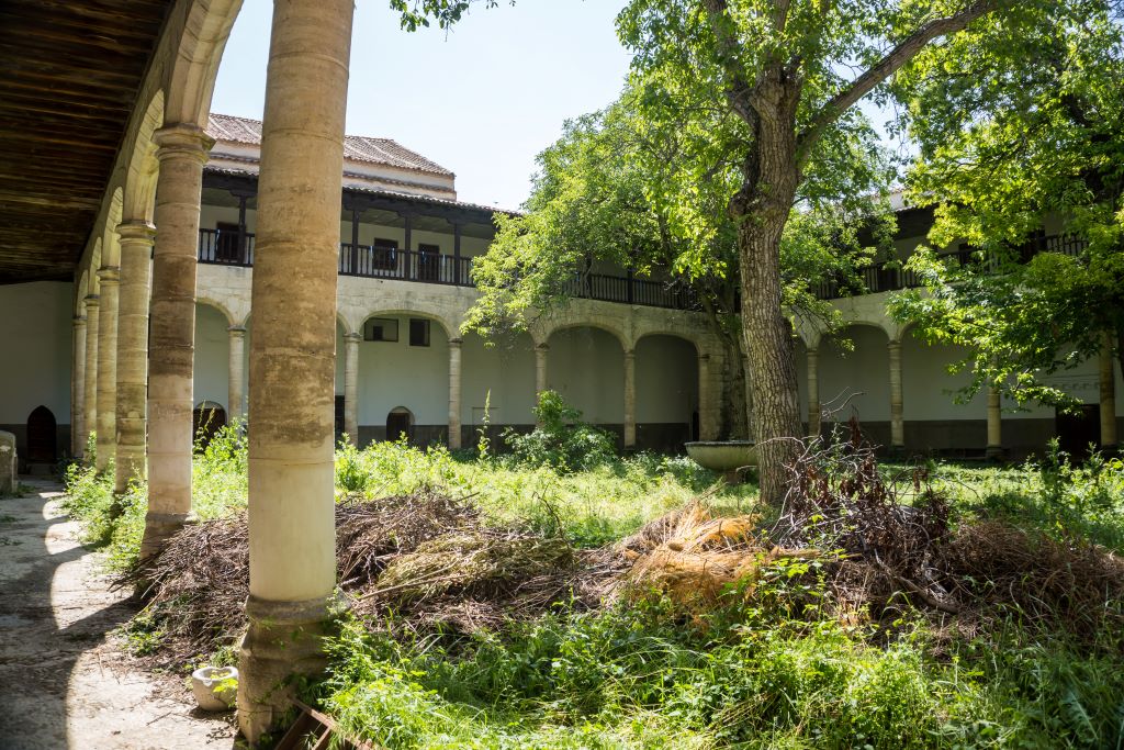El Monasterio San Antonio el Real abre sus puertas al público para mostrar 600 años de historia 3 Jardín del claustro. / HÉCTOR CRIADO