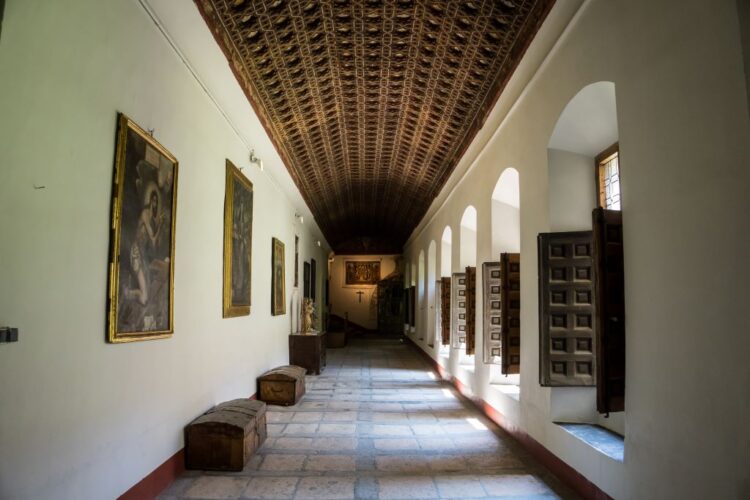 El Monasterio San Antonio el Real abre sus puertas al público para mostrar 600 años de historia 1 Claustro del monasterio. / HÉCTOR CRIADO