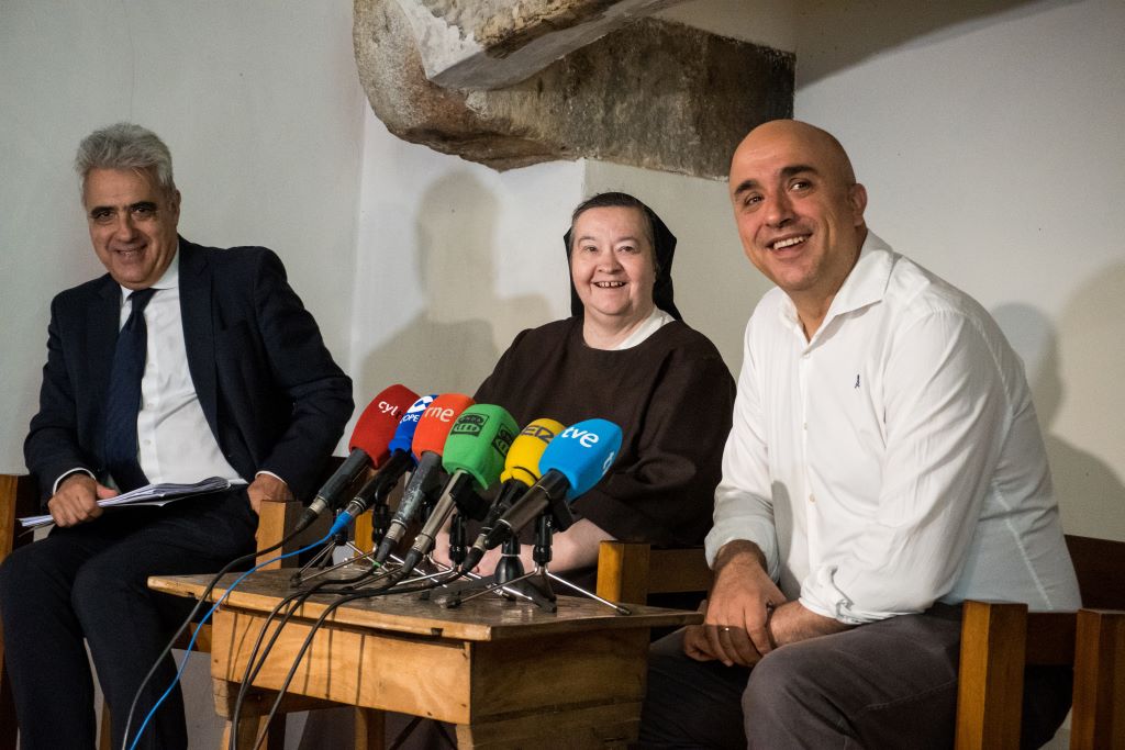 El Monasterio San Antonio el Real abre sus puertas al público para mostrar 600 años de historia 2 De izquierda a derecha, Juan Carlos Prieto, Mariuca Mesones y Juan Ayres. / HÉCTOR CRIADO