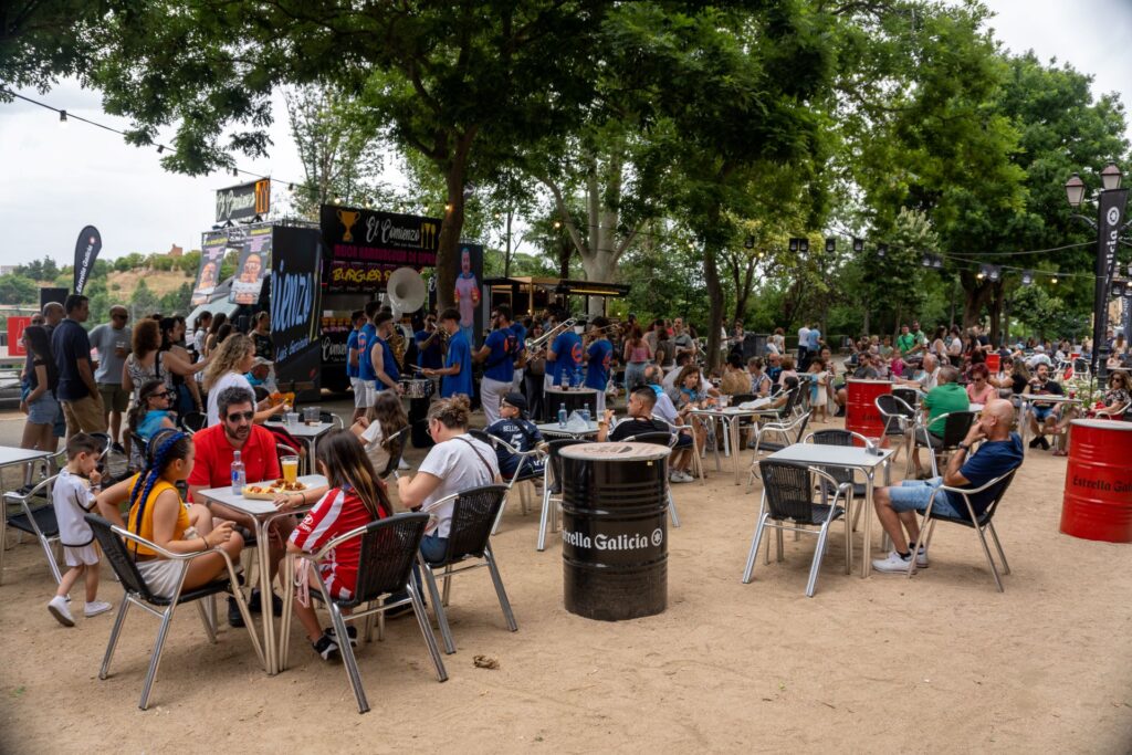 Pasacalles con gigantes y cabezudos 2 250624 Feria de Dia y charanga Gurugu Hector Criado 4