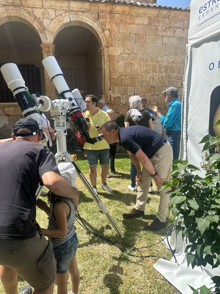 El Nordeste Bang Fest se posiciona como epicentro del ecoturismo en Segovia 1 Observación solar durante la jornada del sábado. /DIPUTACIÓN DE SEGOVIA
