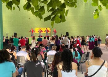 El público en una de las actuaciones. /AYUNTAMIENTO HONTANARES DE ERESMA