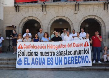 Miembros del Ayuntamiento durante la concentración. /AYUNTAMIENTO DE EL ESPINAR