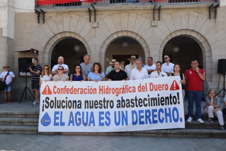 Concentración en El Espinar para reclamar una solución al abastecimiento de agua 1 Miembros del Ayuntamiento durante la concentración. /AYUNTAMIENTO DE EL ESPINAR