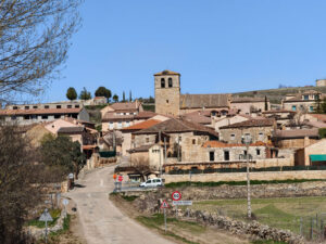 La iglesia parroquial de Nuestra Señora de la Asunción sobresale por encima de los tejados de Aldealengua.