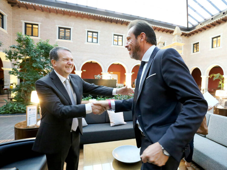 Caballero alardea de la "reducción" de paradas de AVE en Castilla y León para favorecer a Vigo 1 El alcalde de Vigo, Abel Caballero, y el ministro de Transportes, Óscar Puente. / ICAL