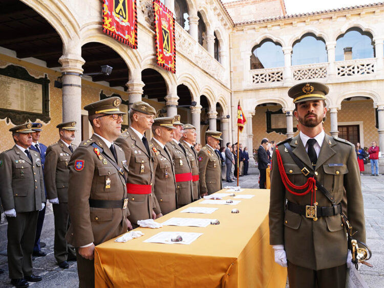Los alféreces alumnos de la Academia de Artillería reciben los títulos de 'Segoviano de Honor' 1 Acto de la Academia de Artillería. / OCACART