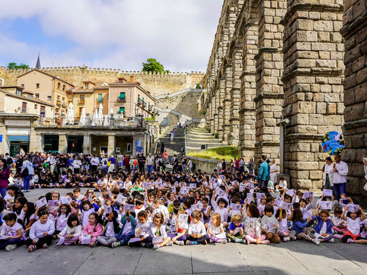 Alumnos de varios centros educativos piden la paz desde el Azoguejo 1 Acto por el Día Internacional de la Paz en la plaza del Azoguejo - Héctor Criado