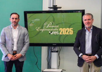 Alberto Guijarro, de Granalú, y Andrés Ortega, presidente de la FES. / HÉCTOR CRIADO