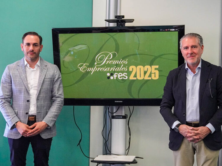 Alberto Guijarro, de Granalú, premio al empresario del año de la FES 1 Alberto Guijarro, de Granalú, y Andrés Ortega, presidente de la FES. / HÉCTOR CRIADO