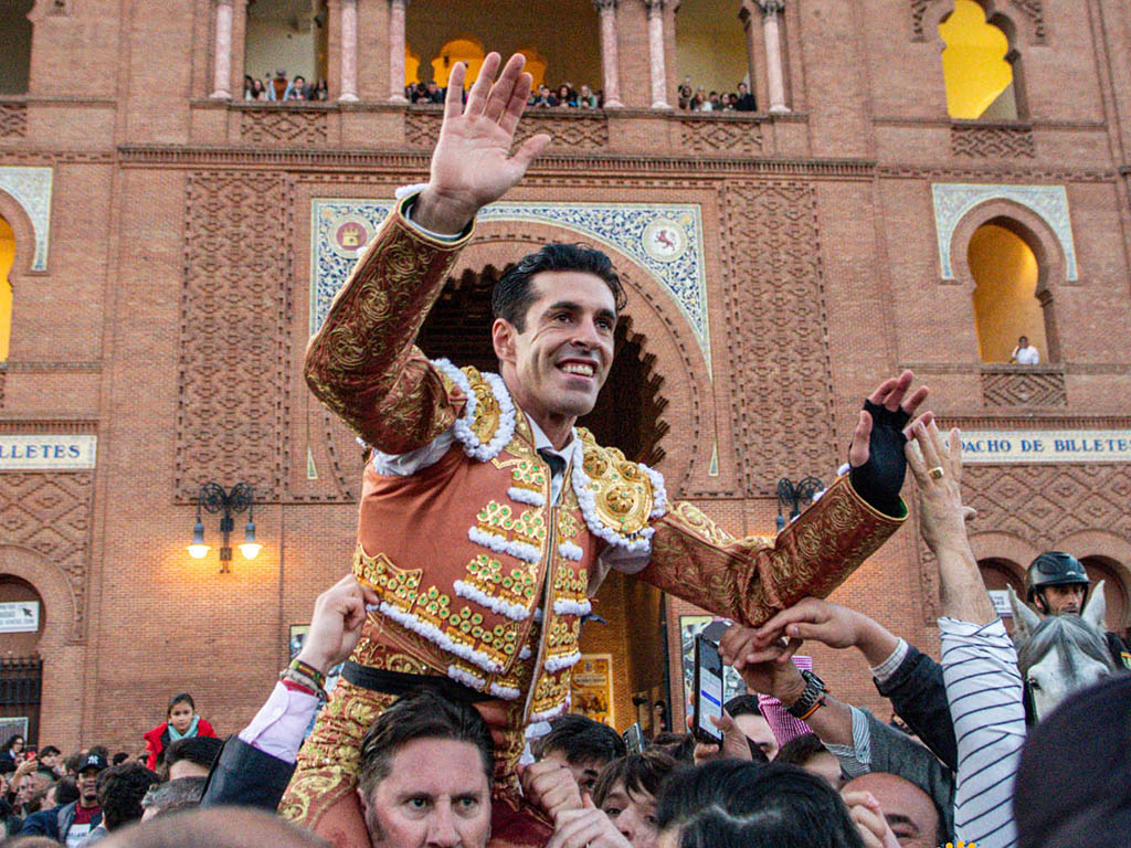 Alejandro Talavante, en hombros por la Puerta Grande de Las Ventas. / PLAZA 1