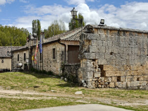 El Ayuntamiento de Navares de las Cuevas es una edificación de piedra con una única planta.