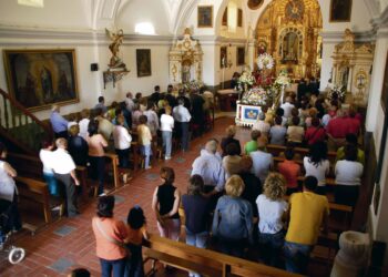 Los vecinos y visitantes tienen gran devoción por la Virgen del Bustar, que celebra una romería muy popular  a finales de mayo.