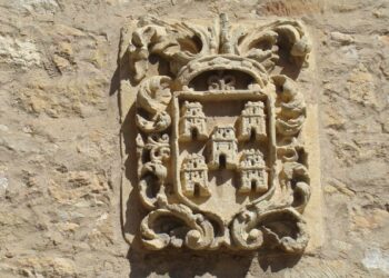 Palacio de los Señores del Sello del siglo XV atribuido a la escuela de Juan Guas. Escudo de la familia del Sello.