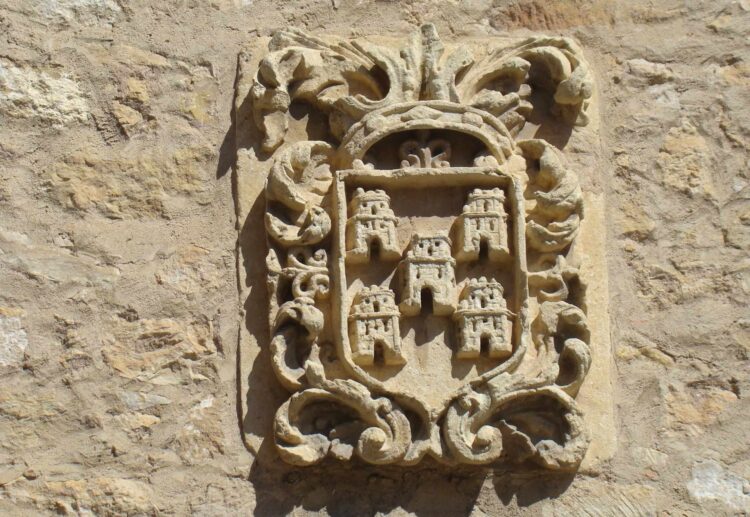 De los trogloditas al siglo XXI las huellas de la historia en Carbonero el Mayor 1 Palacio de los Señores del Sello del siglo XV atribuido a la escuela de Juan Guas. Escudo de la familia del Sello.
