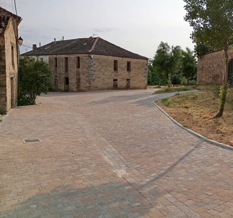 Finalizan las obras de pavimentación en Cabanillas del Monte 1 Trabajos de urbanización de la calle Luis Felipe Peñalosa / AYTO. DE TORRECABALLEROS