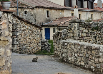 Las empedradas calles de Castroserracín.