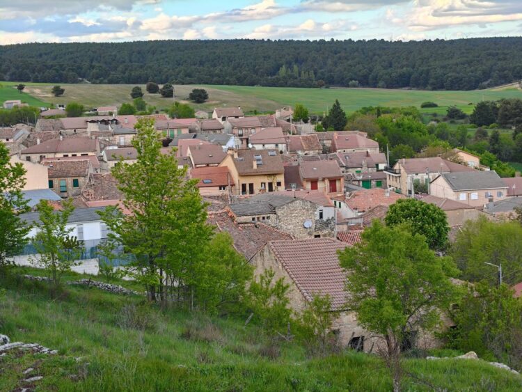 El programa 'El Acueducto del Saber' continúa acercando el conocimiento académico por la provincia 1 Foto de archivo. Vista de la localidad segoviana de Castroserracín / E.A.