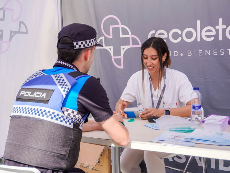 Recoletas conciencia sobre los efectos del tabaquismo 1 Campaña 'Segovia respira' de Recoletas, en la avenida del Acueducto. / HÉCTOR CRIADO