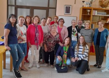La profesora Ángela Tejedor Huerta junto con todas las participantes del curso / LOURDES MATARRANZ