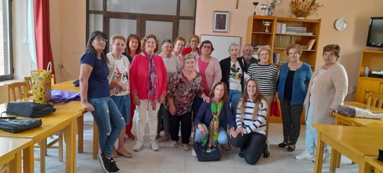 Clausurado el curso de formación cultural organizado por el CEAAS de Cantalejo en Cantimpalos 1 La profesora Ángela Tejedor Huerta junto con todas las participantes del curso / LOURDES MATARRANZ