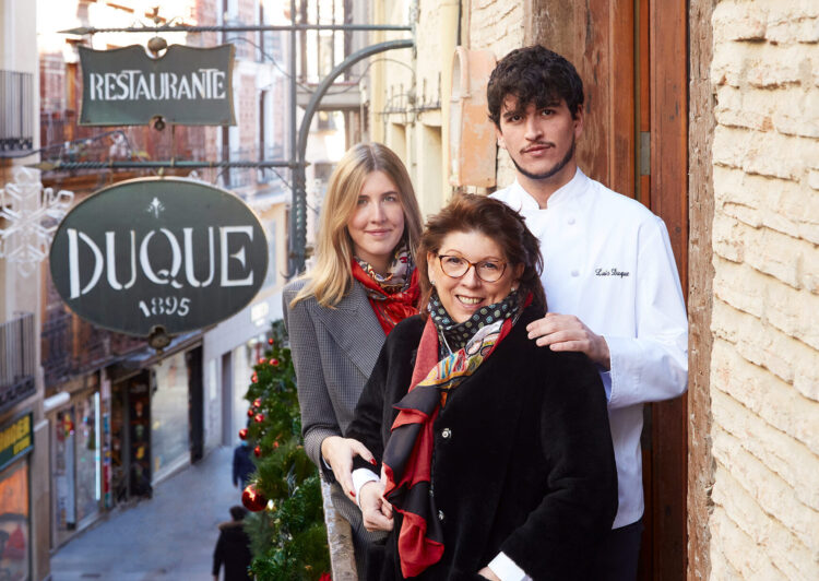 La FES otorga su premio de hostelería al restaurante Casa Duque 1 Marisa Duque y sus hijos Luis y Andrea.