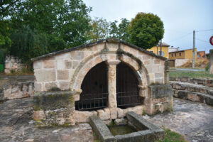 La característica fuente románica de Fresno de la Fuente.