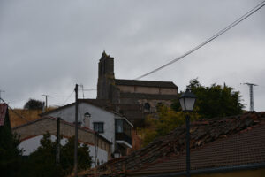 La ermita de Nuestra Señora de la Guía se eleva sobre los tejados de Fresno de la Fuente.