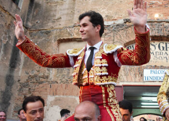 Daniel Luque, en hombros por la Puerta Grande de la Plaza de Toros de Segovia (2022). / A.M.