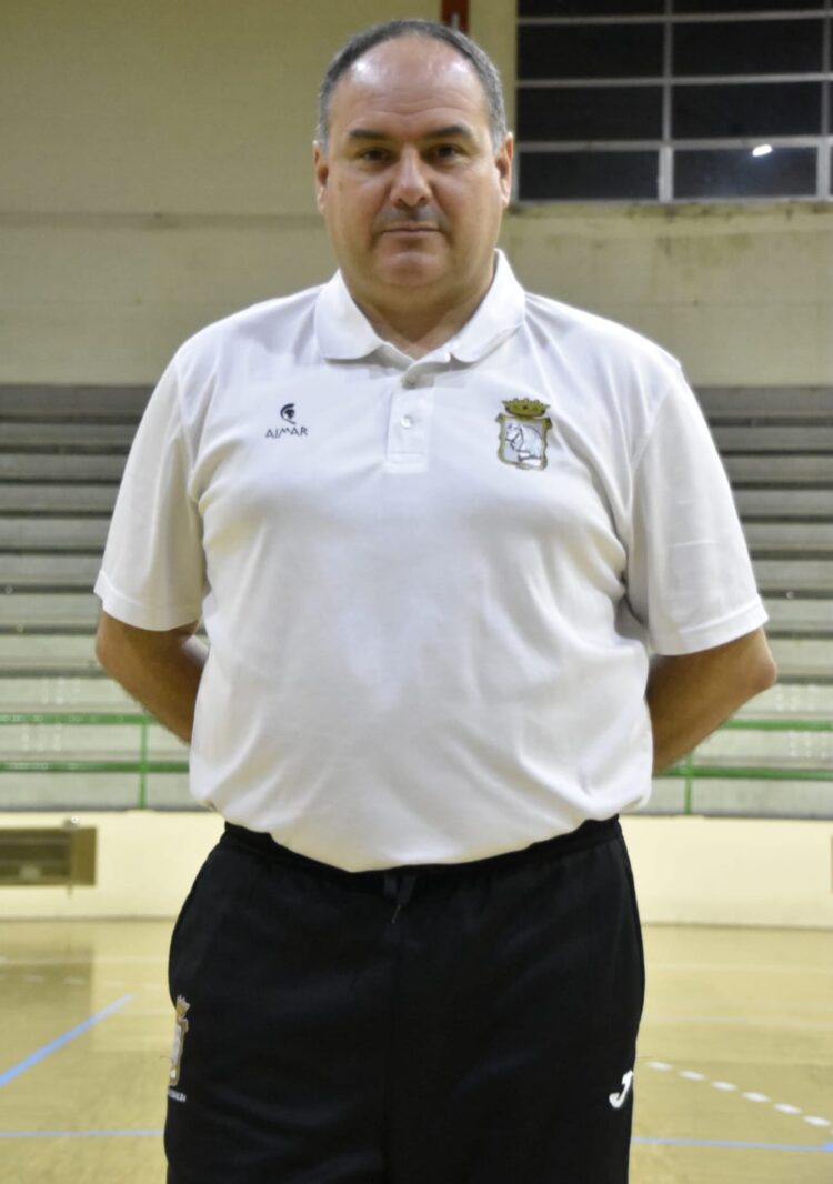 Un año más con José Luis Plaza 1 José Luis Plaza, entrenador del FS Cuéllar.