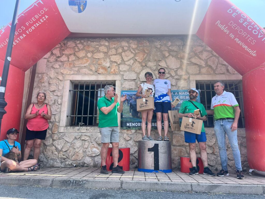 Épica segunda Travesía a Nado Hoces del Duratón 2 Los ganadores y ganadoras posaron en el podio.
