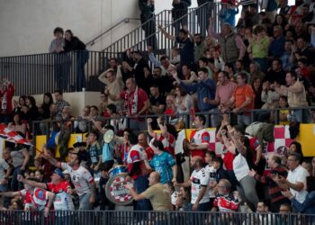 Afición del pabellón Guerrer@s Naveros.