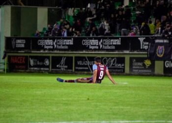 Diego Gómez se lamenta durante un partido con la Segoviana (FOTO: JUAN MARTÍN - G. SEGOVIANA)