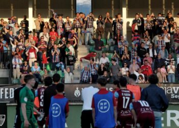 Los jugadores de la Segoviana agradecen a su afición (FOTO: J.MARTÍN-G. SEGOVIANA)