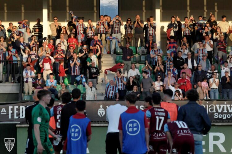 Más de 500 socios de la Gimnástica Segoviana ya han renovado su abono 1 Los jugadores de la Segoviana agradecen a su afición (FOTO: J.MARTÍN-G. SEGOVIANA)