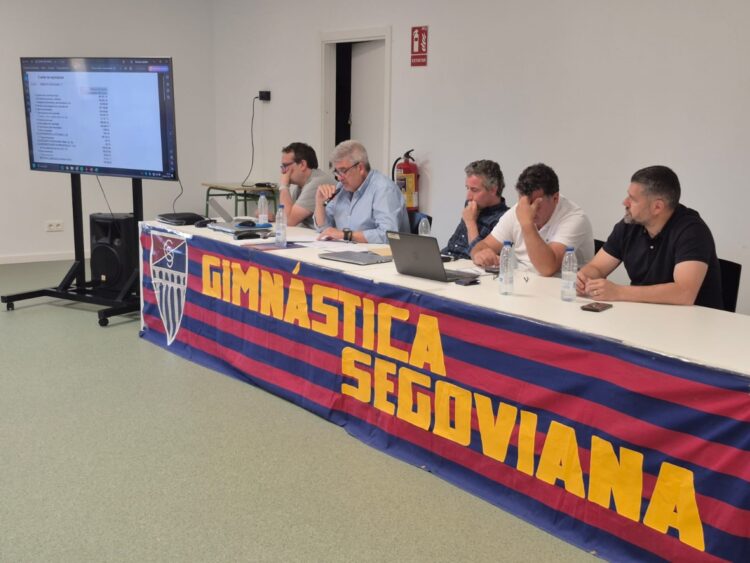 Los socios de la Segoviana aprueban los precios de los abonos y las cuentas en la Asamblea 1 La junta directiva de la Gimnástica Segoviana presidió la Asamblea General del club.