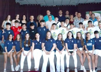 Foto de familia con todos los premiados en la Gala del Deporte navero 2025.