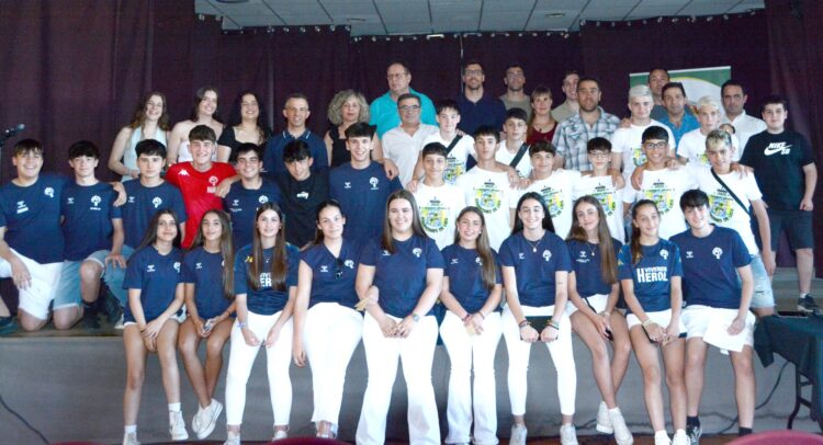 Emoción y despedidas en la Gala del Deporte navero 1 Foto de familia con todos los premiados en la Gala del Deporte navero 2025.