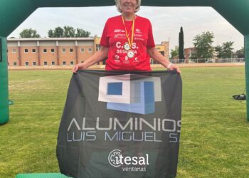 Ana Velázquez posa con sus medallas de bronce en el podio del Campeonato Autonómico Máster.