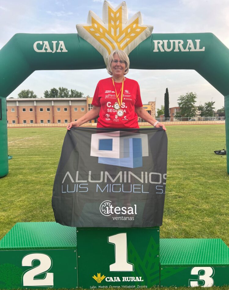 Ana Velázquez posa con sus medallas de bronce en el podio del Campeonato Autonómico Máster.