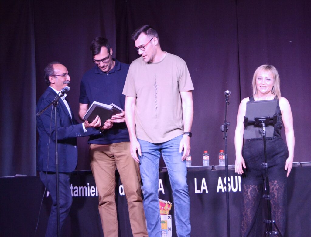 Emoción y despedidas en la Gala del Deporte navero 2 Gedeón e Isaías Guardiola reciben su premio emocionados.