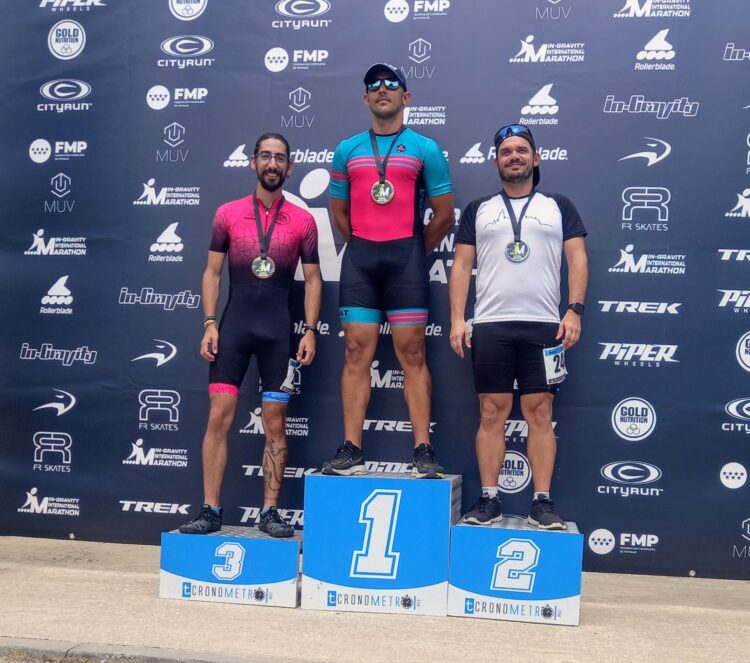 Gran éxito de Segovia Patina en la carrera internacional InGravity de Madrid 1 Pablo Infante (izquierda) subido al podio del InGravity.