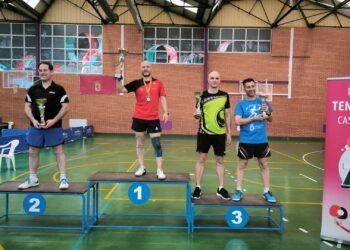 Antonio Sanz (derecha) subió al podio como tercer clasificado.