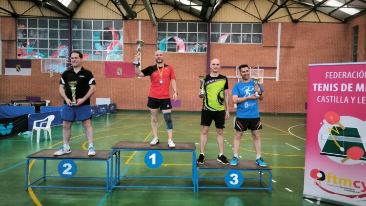 Los veteranos del CD Seghos, a las puertas de la victoria en León 1 Antonio Sanz (derecha) subió al podio como tercer clasificado.