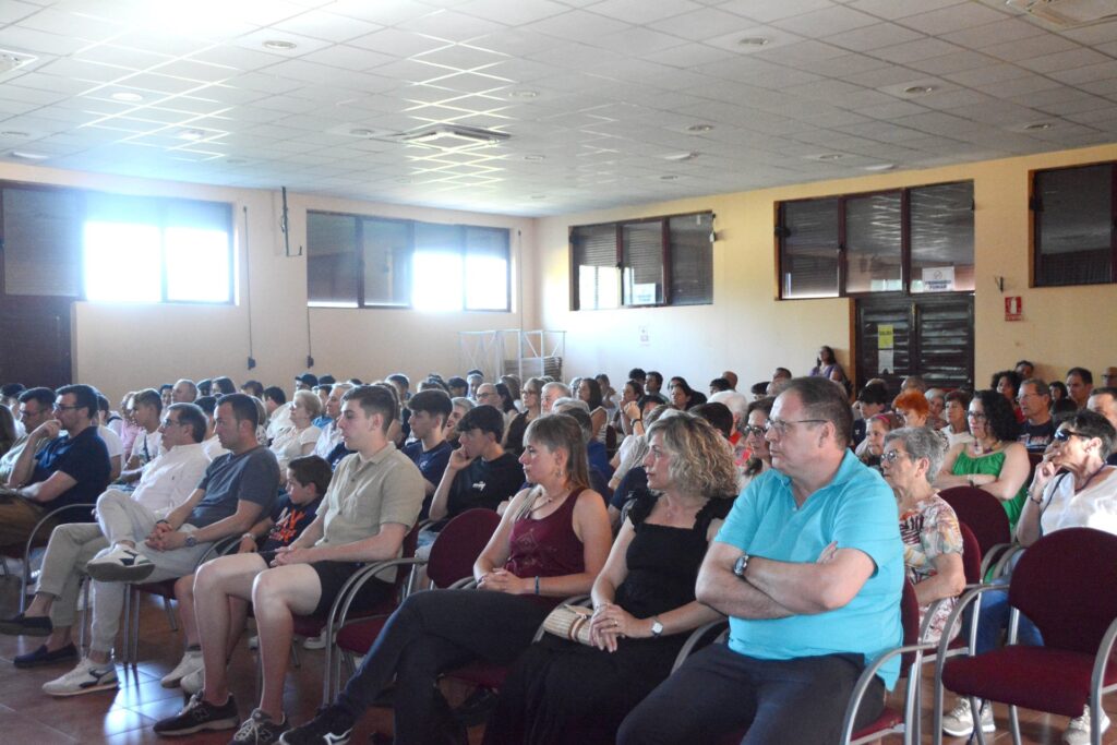 Emoción y despedidas en la Gala del Deporte navero 4 El Salón de Uso Múltiples de Nava se llenó para presenciar la gala.