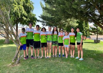 Los deportistas del Triatlón Lacerta que participaron en el Triatlón de Menores de Cuéllar.