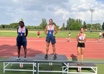 Victoria Briso (derecha) posa en el podio.